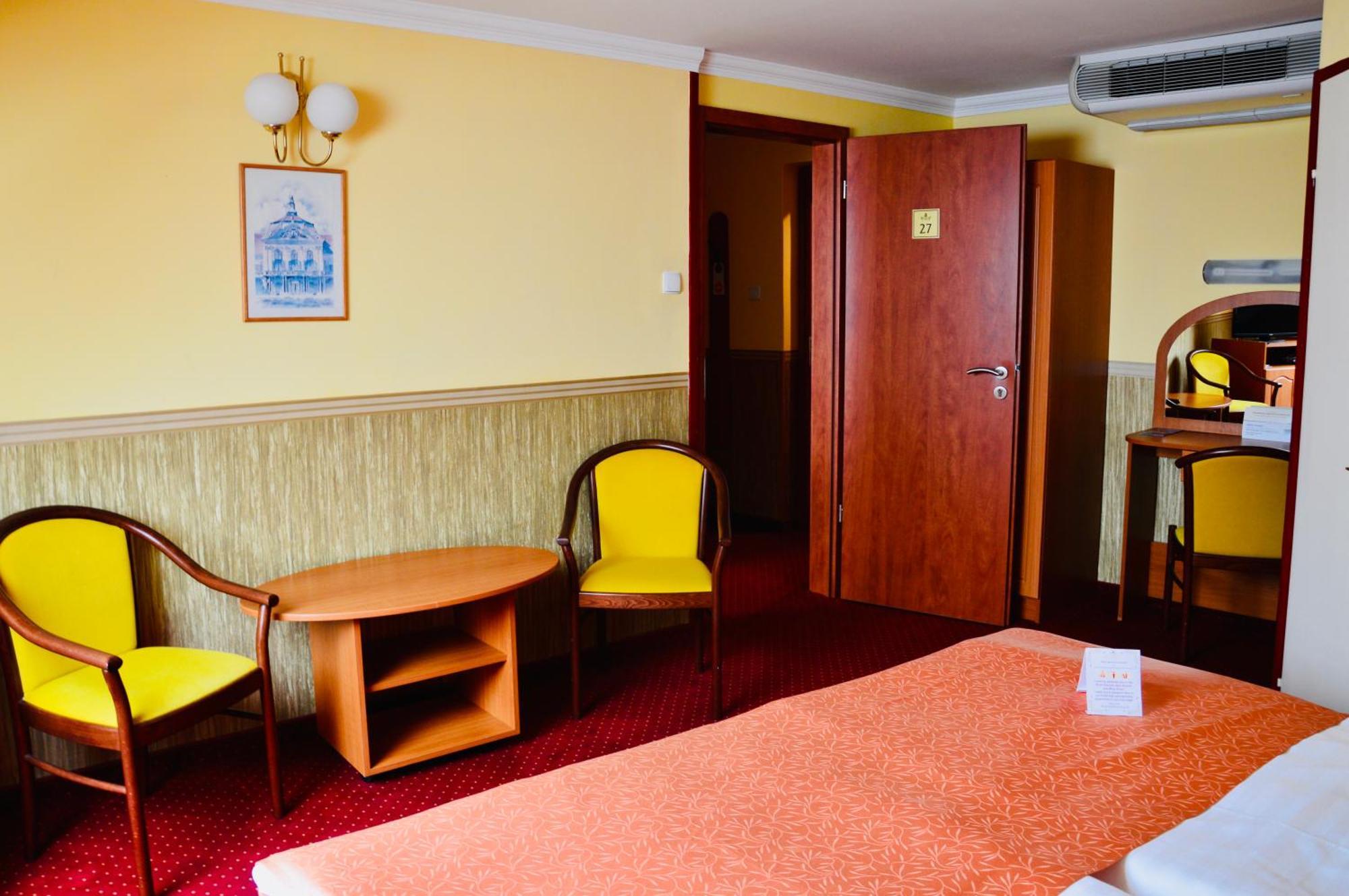 Hotel Korona Wellness, Rendezveny Es Borszalloda Eger Eksteriør billede