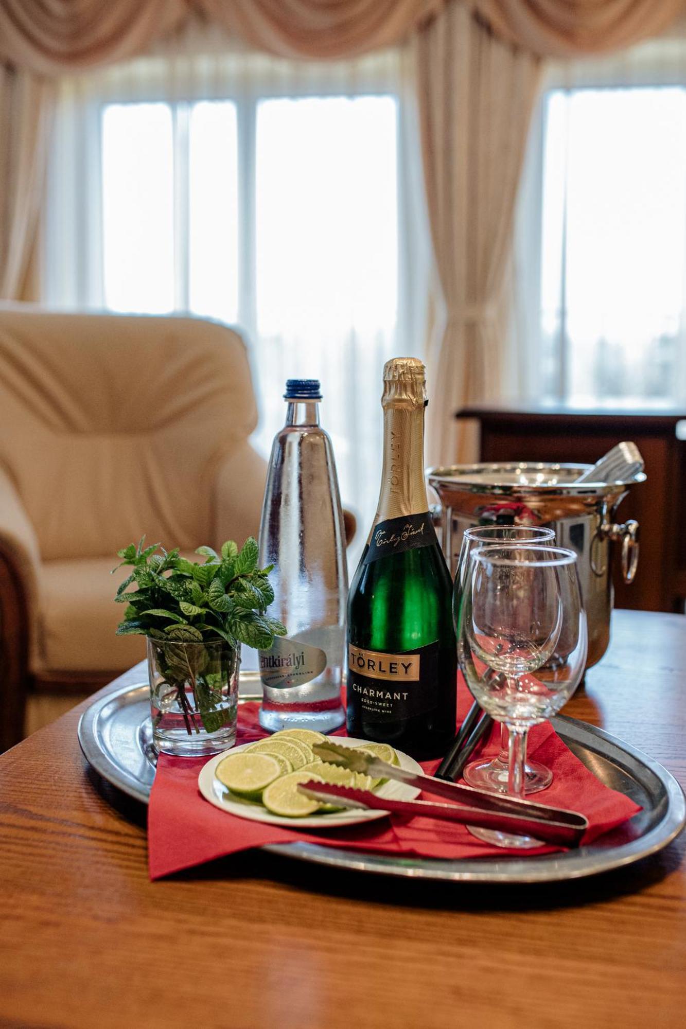 Hotel Korona Wellness, Rendezveny Es Borszalloda Eger Eksteriør billede