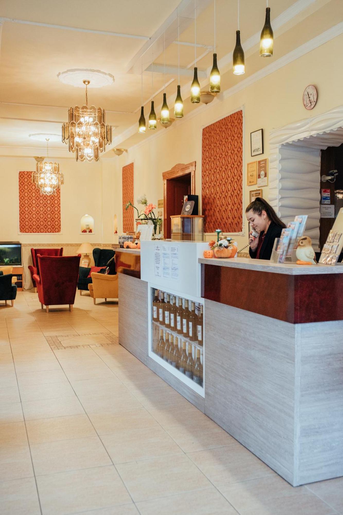 Hotel Korona Wellness, Rendezveny Es Borszalloda Eger Eksteriør billede