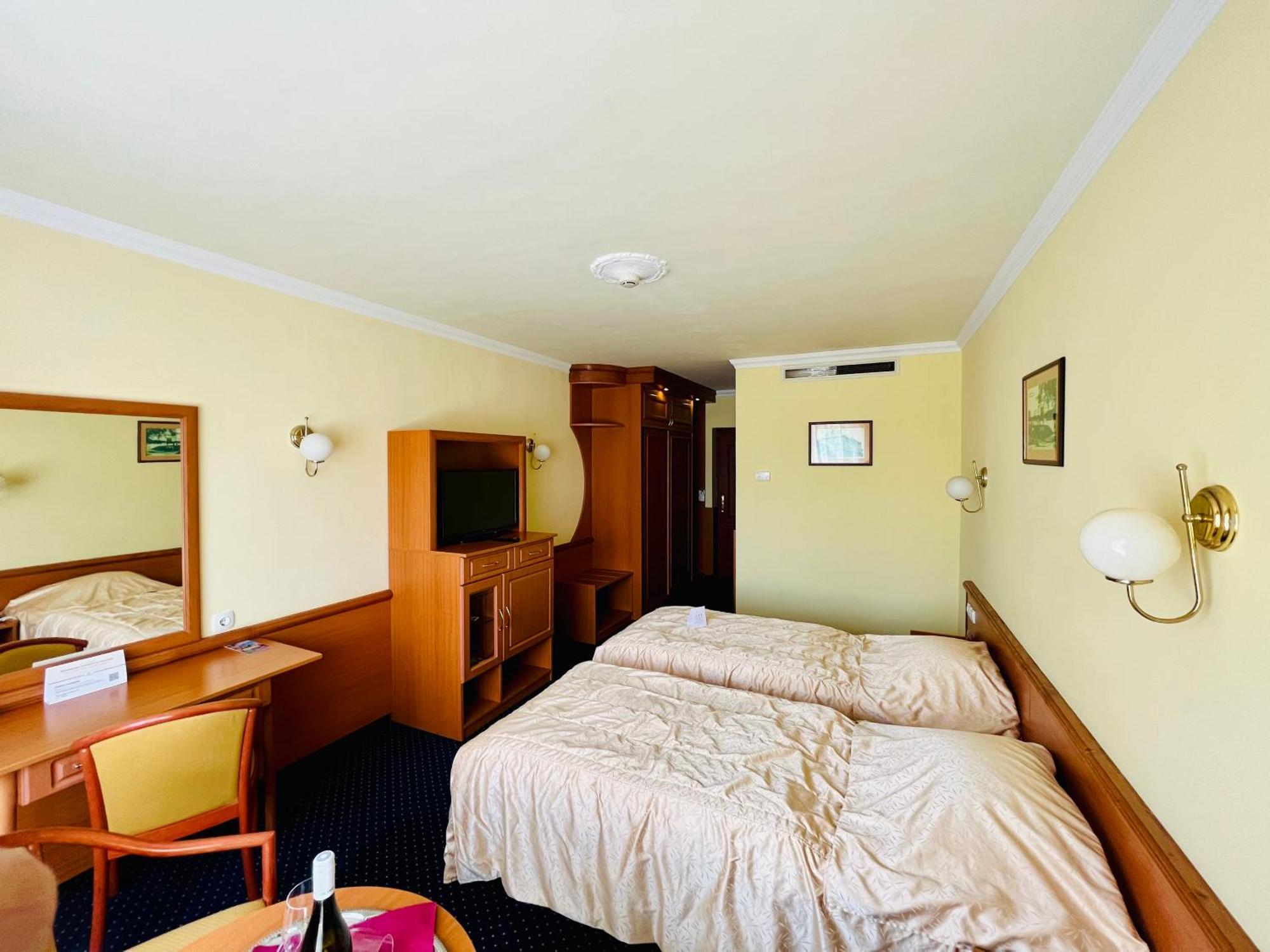 Hotel Korona Wellness, Rendezveny Es Borszalloda Eger Eksteriør billede