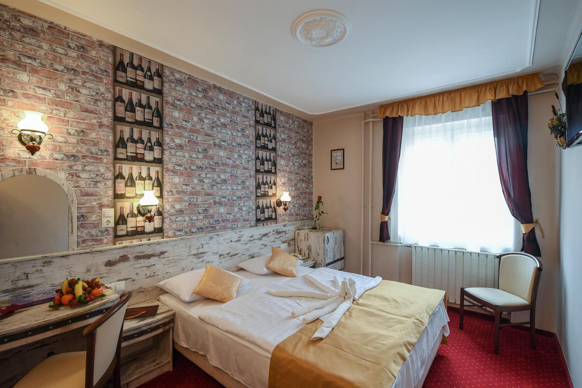 Hotel Korona Wellness, Rendezveny Es Borszalloda Eger Eksteriør billede